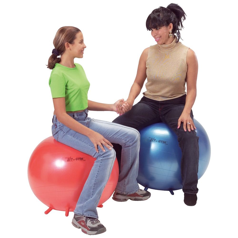 Zwei Personen sitzen auf roten und blauen Gymnastikbällen. Die Bälle haben Füße und das Logo "Sit 'n' Gym".
