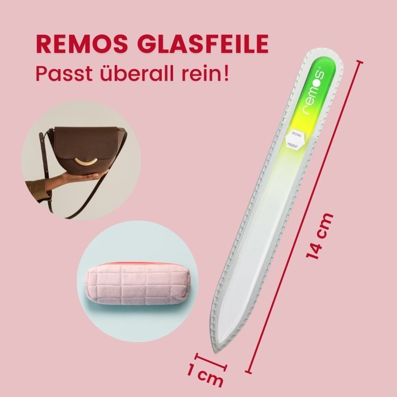 Glasnagelfeile mit grüner Spitze. Abmessungen: 14 cm lang, 1 cm breit. Auf rosa Hintergrund. Mit Handtasche und Brillenetui.