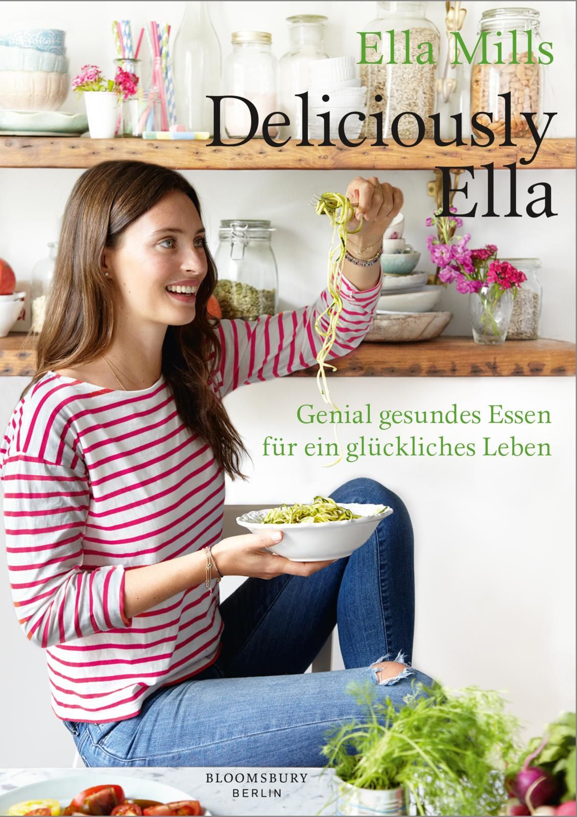 Buchcover von Deliciously Ella. Frau hält Teller mit Essen. Titel und Autorin sichtbar. Bloomsbury Berlin.