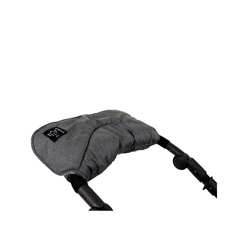 Graue Kinderwagen-Wintermuffe, befestigt an einem Griff. Mit Logo-Patch. Textilmaterial.