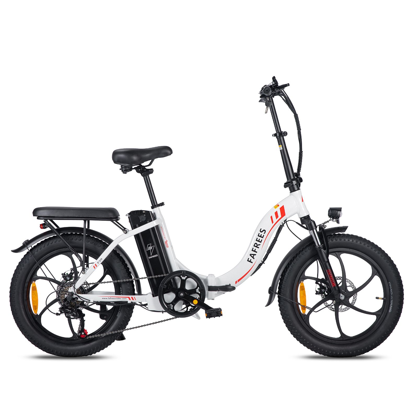 Faltbares E-Bike FAFREES F20, weiß, schwarze Reifen, rotes Logo. Scheibenbremsen, Gepäckträger, Schutzbleche, orangefarbene Reflektoren.