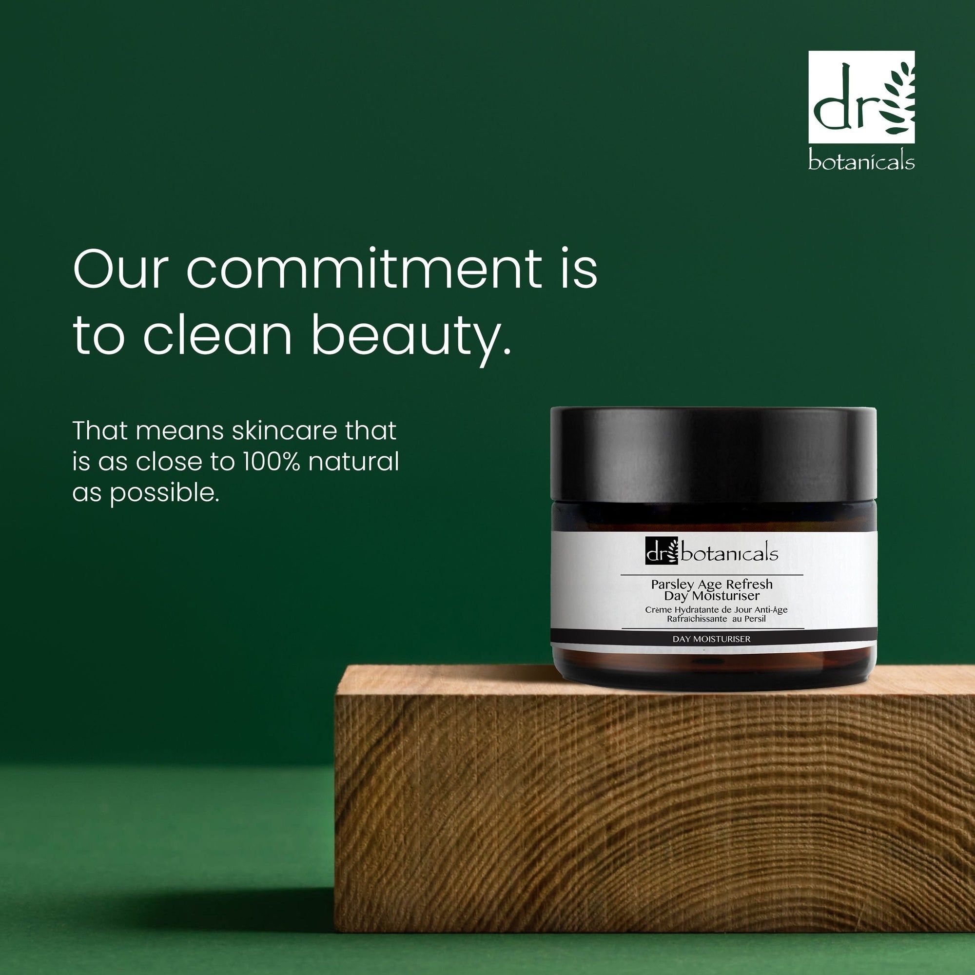 Creme-Dose auf Holzblock. Text: "Our commitment is to clean beauty." und "dr botanicals" und "Parsley Age Refresh Day Moisturiser".