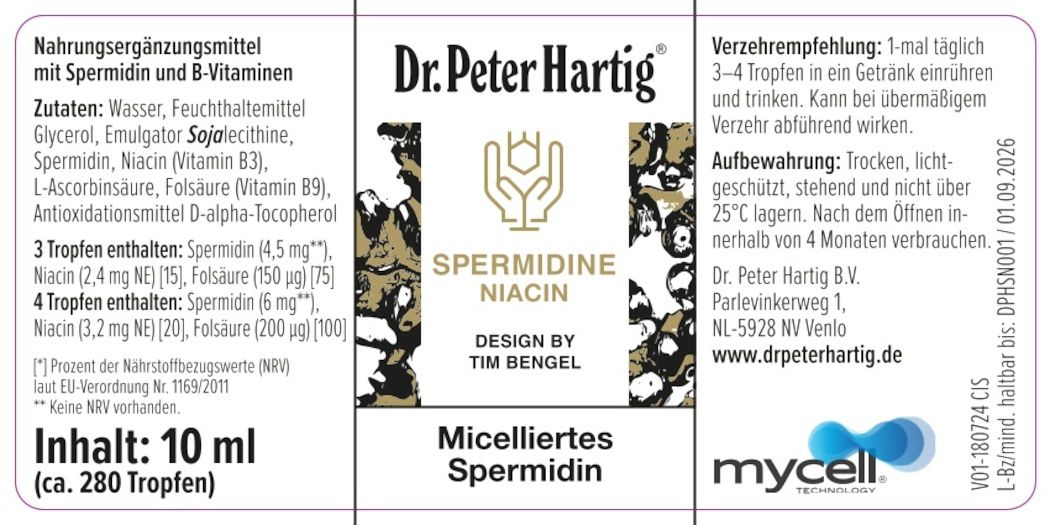Mann sitzt an einem Tisch. Vor ihm stehen eine Flasche und eine Schachtel mit Produktnamen.