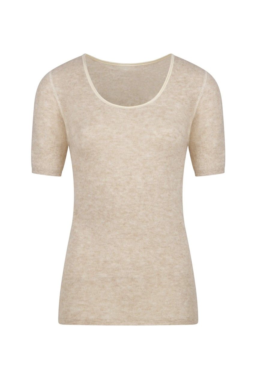 Beiges Damen-Shirt mit Rundhalsausschnitt und kurzen Ärmeln. Aus weichem Stoff. Nahaufnahme.