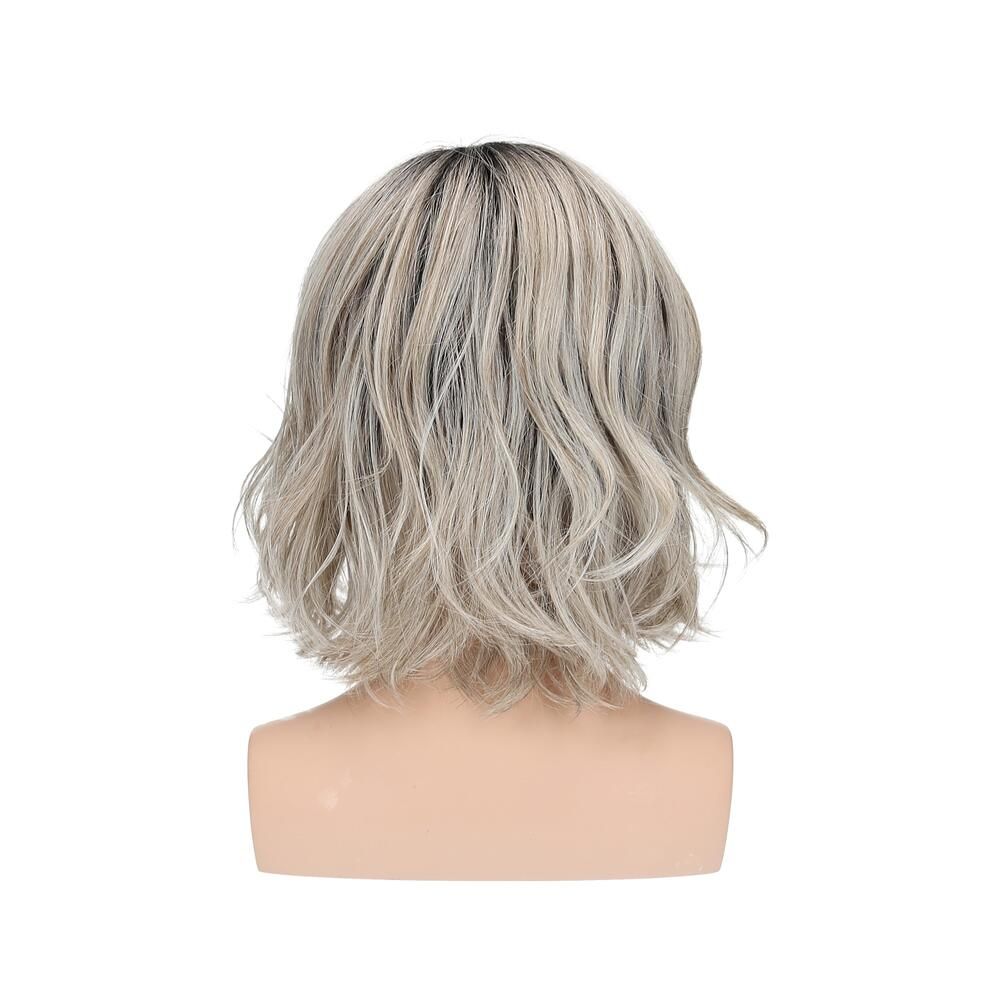 Perücke Lilie von trendhair. Blonde, gewellte Kunsthaarperücke auf einem Schaufensterkopf. Rückansicht.