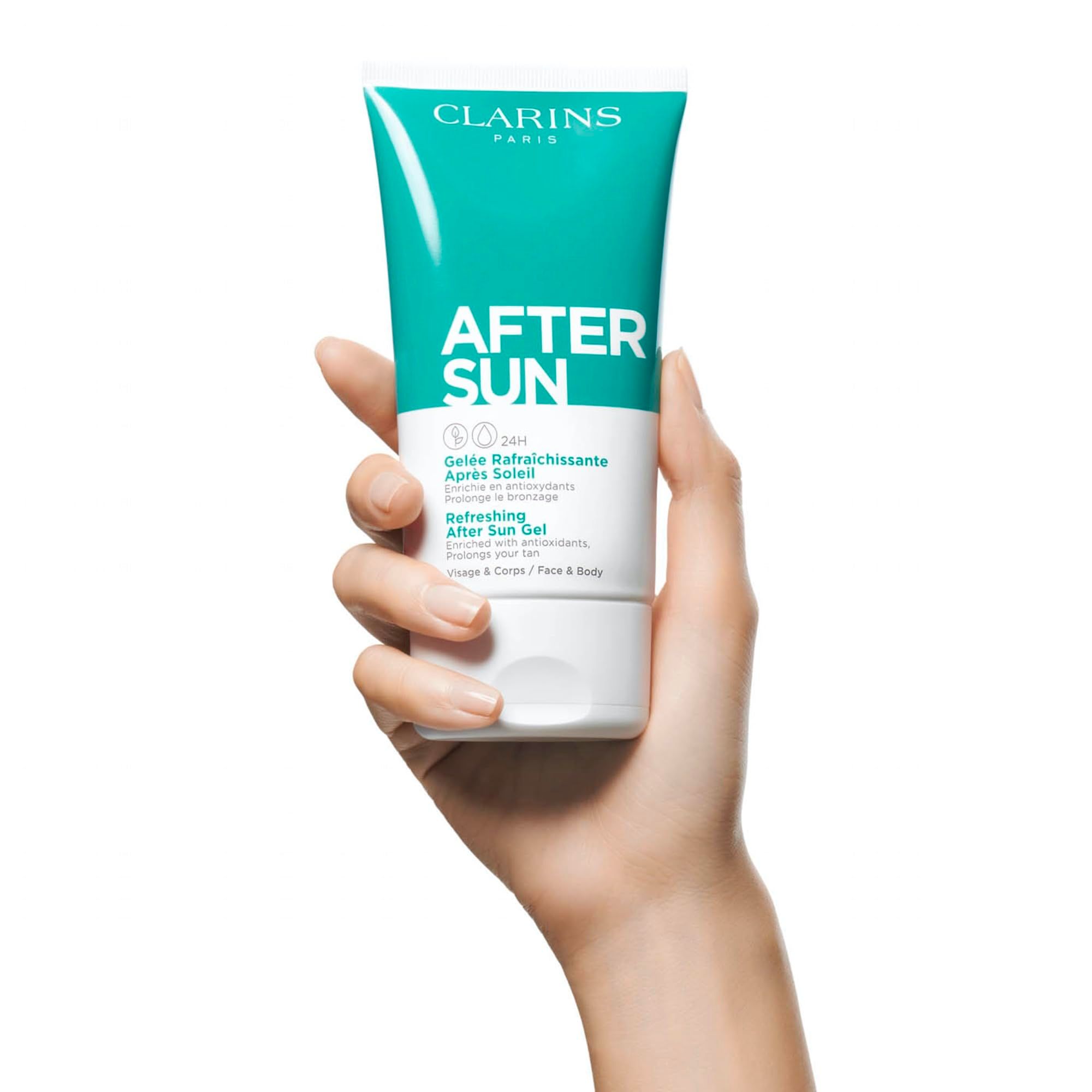 Hand hält Tube Clarins After Sun Gel. Türkis-weiße Tube mit Text.