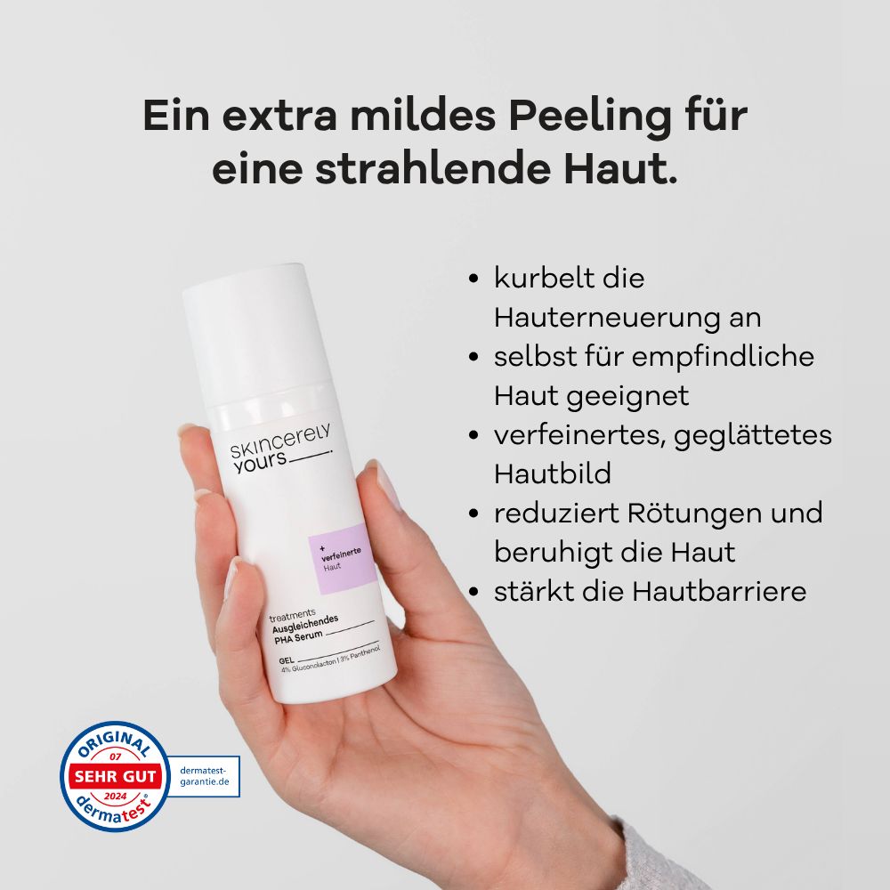 Hand hält Skincerely Yours Ausgleichendes PHA Serum Flasche. Dermatest Siegel 'sehr gut'.