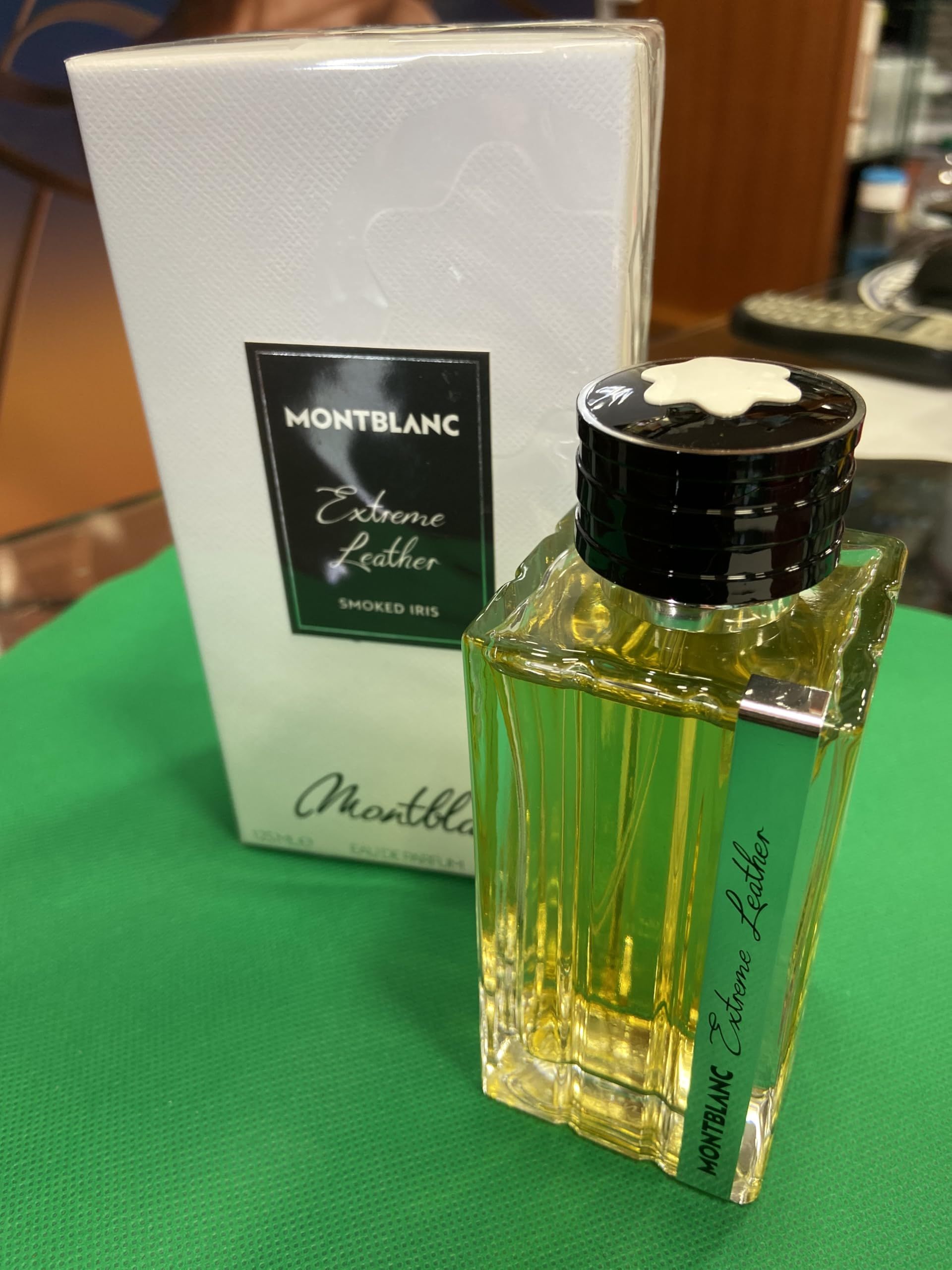 Montblanc Extreme Leather EdP Nat. Spray. Flakon mit grüner Banderole. Weiße Verpackung mit Logo.