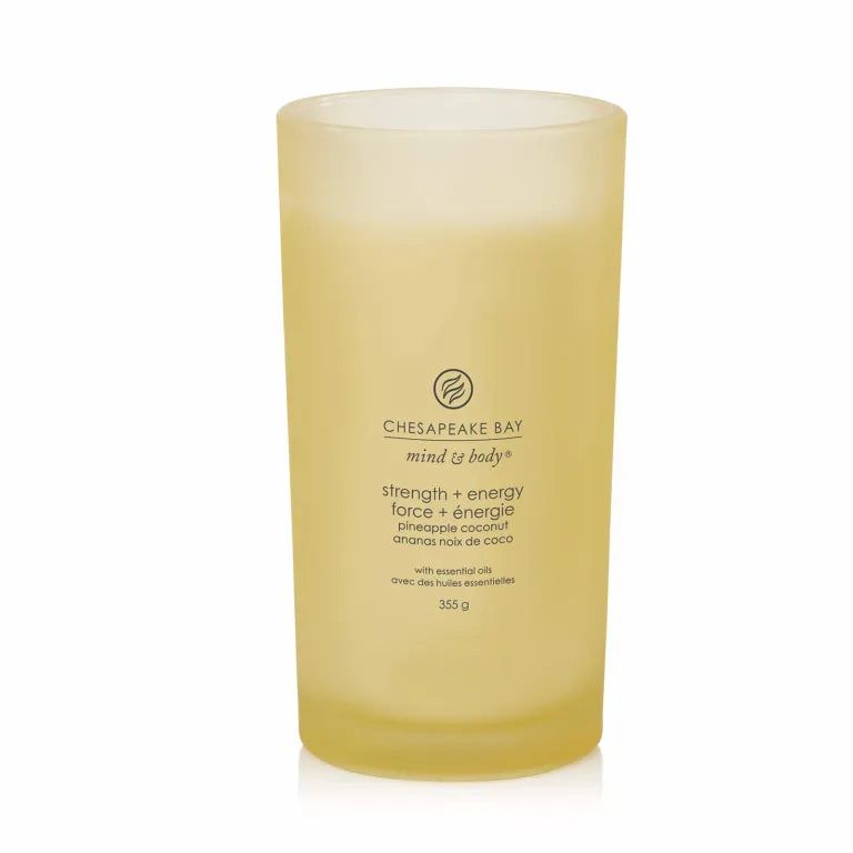 Zylindrische Kerze, gelb, mit Text: Chesapeake Bay mind & body, strength + energy, pineapple coconut, 355 g.