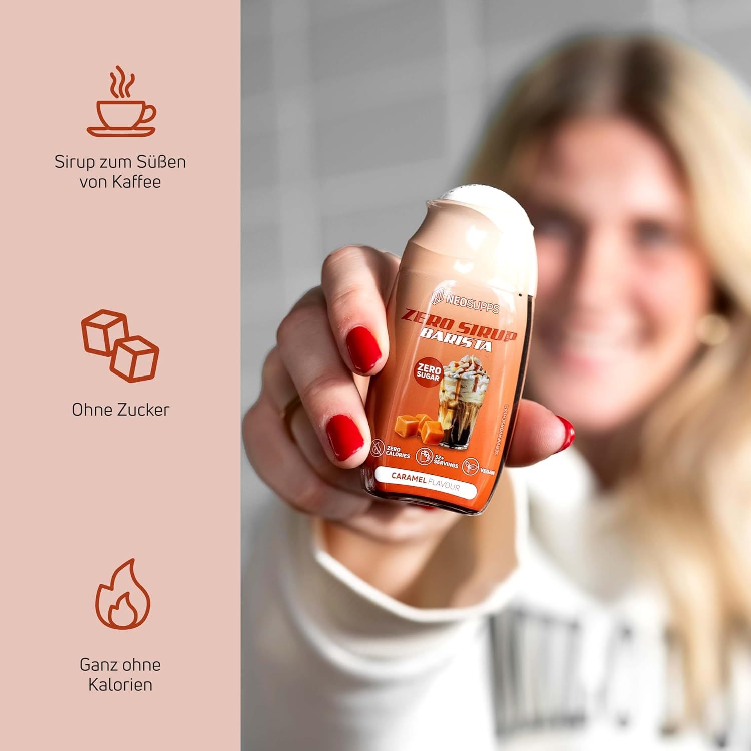Person hält eine Flasche Neosupps Zero Sirup Barista. Aufschrift: Caramel Geschmack, ohne Zucker, ohne Kalorien.