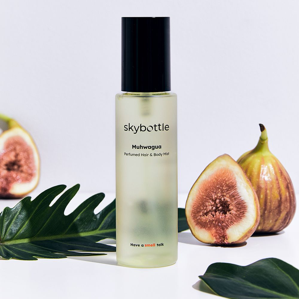 Flakon, Feigen und Blätter. Flakon: skybottle, Muhwagua, Perfumed Hair & Body Mist. Feigen halbiert.