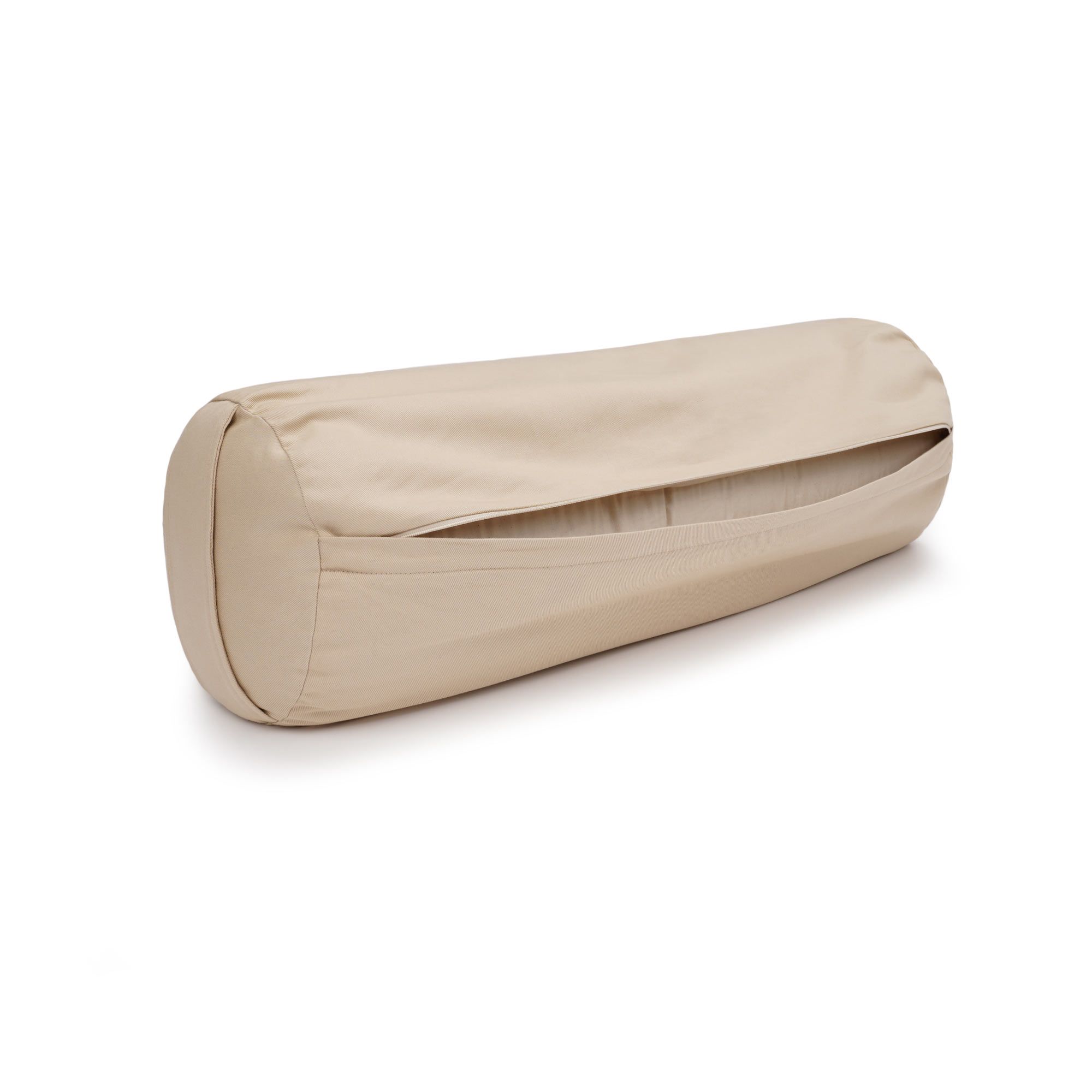 Sandfarbenes Yoga-Bolster mit geöffnetem Reißverschluss, der den Blick auf die Füllung freigibt.