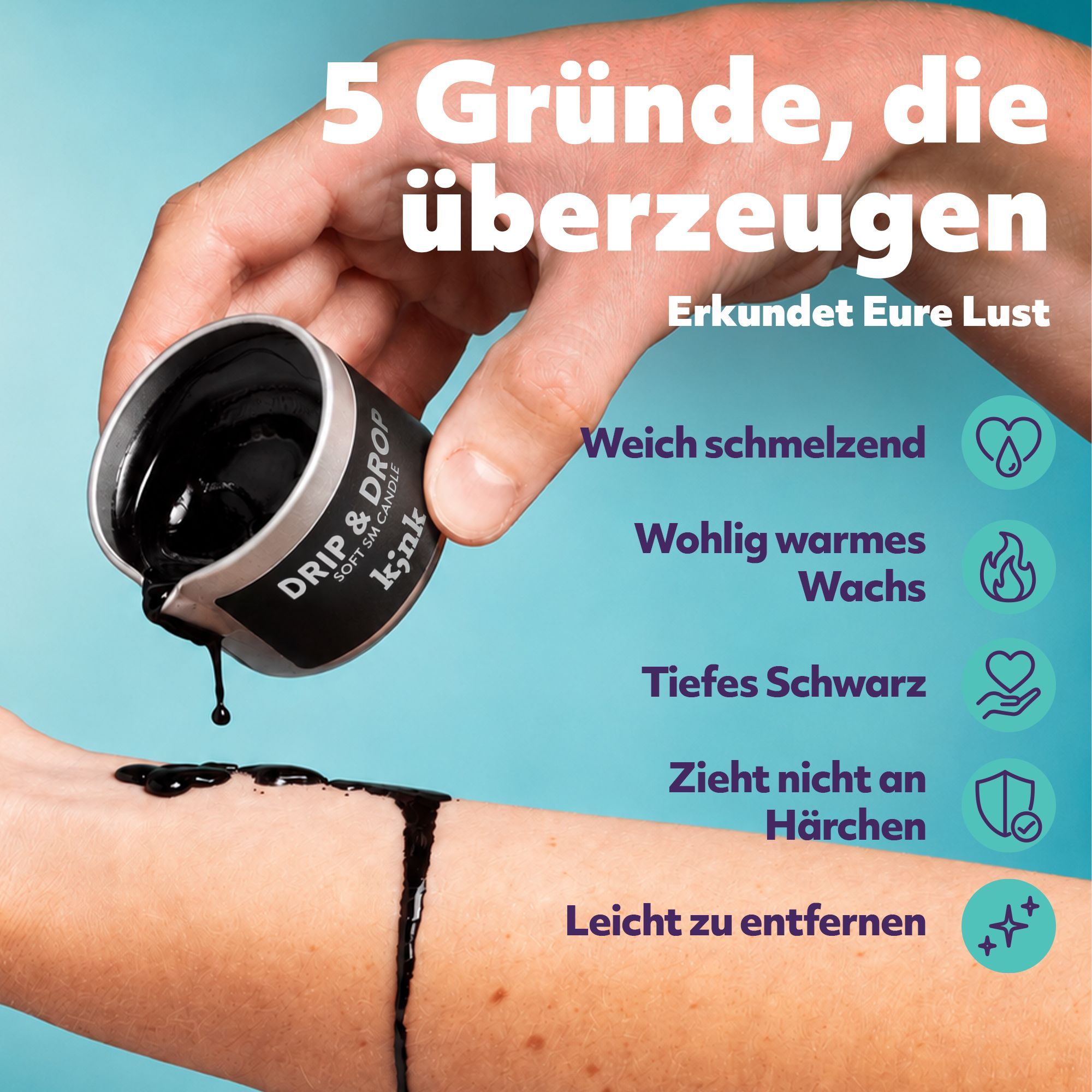 Schwarzes Wachs tropft aus einer Kerze auf Haut.