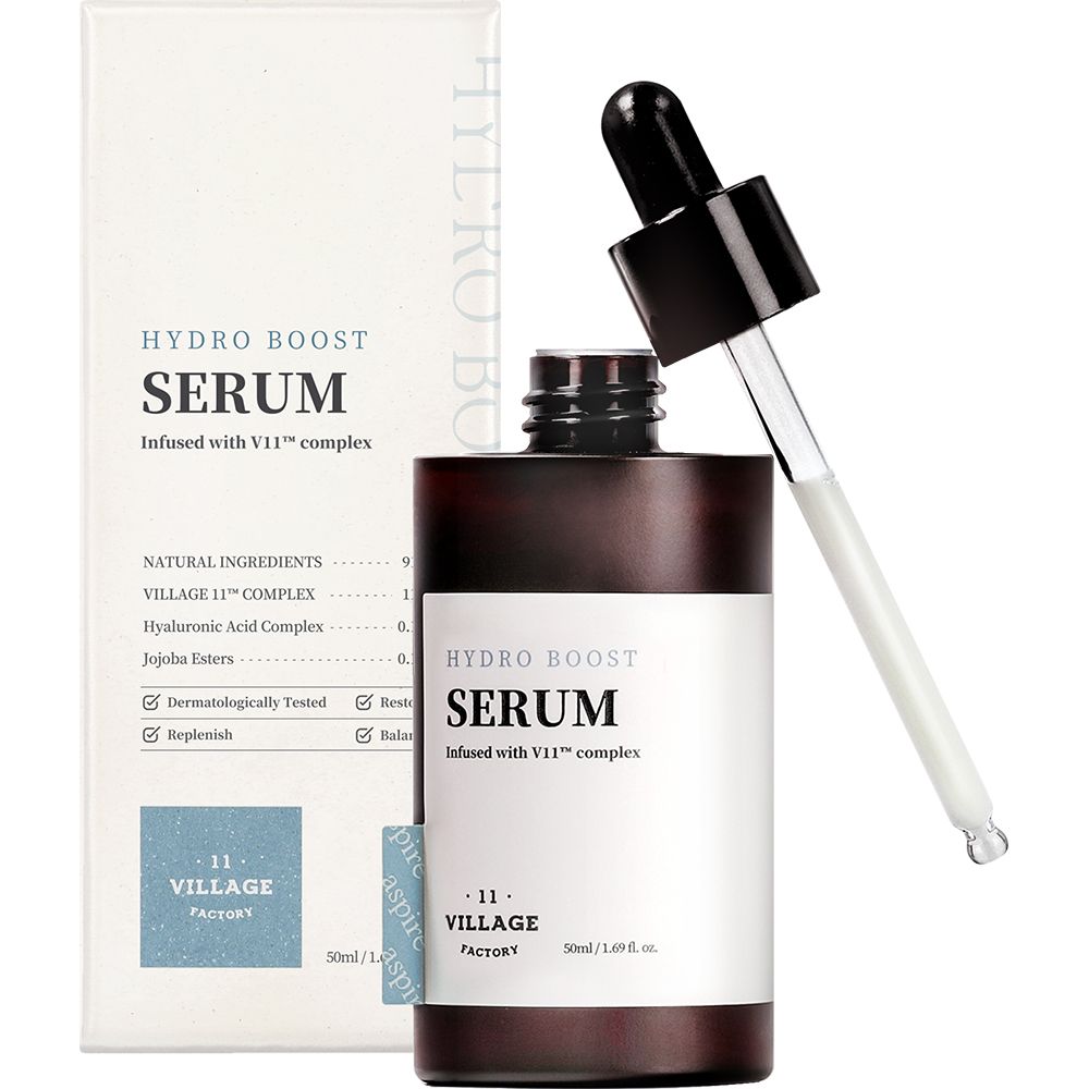 Produkt mit Verpackung. Flasche mit Pipette und Karton. Auf der Verpackung: HYDRO BOOST SERUM. Marke: VILLAGE 11 FACTORY.