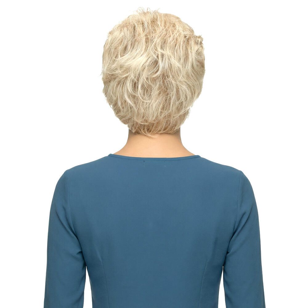 Kurzhaarperücke, blonde Strähnen. Rückansicht einer Frau mit blauem Oberteil.