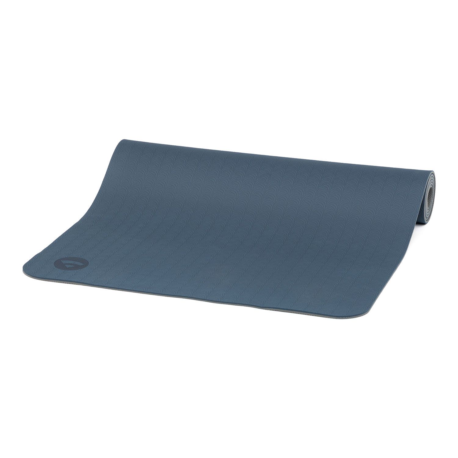 Dunkelblaue Yogamatte, teilweise gerollt. Logo auf der Oberfläche. TPE-Material mit Musterung.