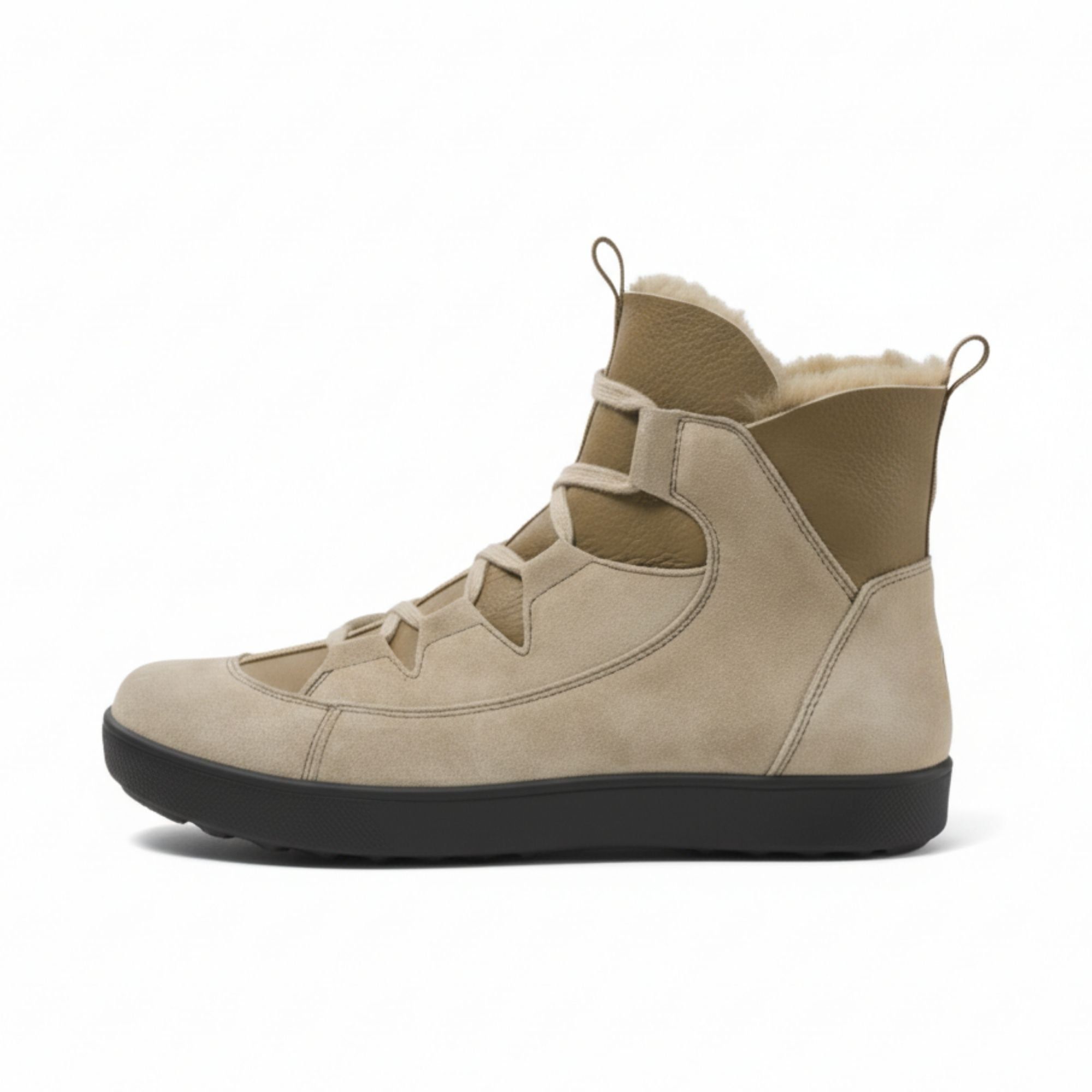 Beige Stiefelette mit Schnürung und schwarzer Sohle. Innenfutter aus Fell. Obermaterial aus Leder und Textil. Seitenansicht.