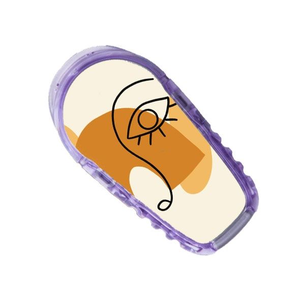 Diasticker® Dexcom G6 Stickerset mit abstraktem Gesichtsmotiv. Orange, beige und schwarze Linien, in lila Hülle.