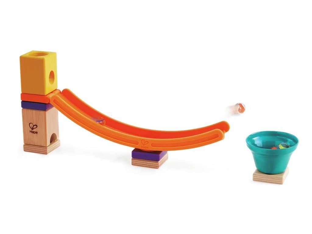 Hape Mega Skatepark. Holzkonstruktion mit orangefarbener Rutsche, Würfeln und einer Schüssel mit Kugeln. Das Logo ist sichtbar.