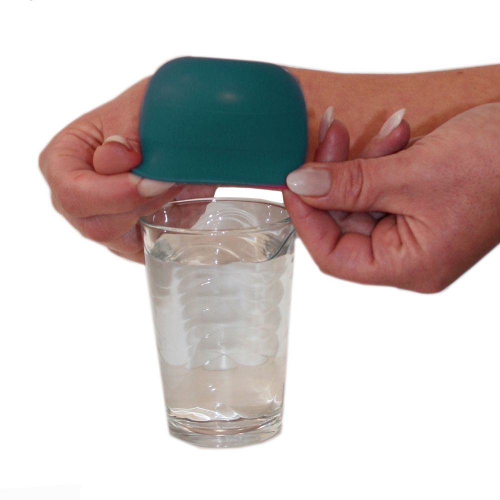 Hände halten teal Silikon-Deckel über Glas. Deckel mit Loch. Glas mit Flüssigkeit gefüllt.