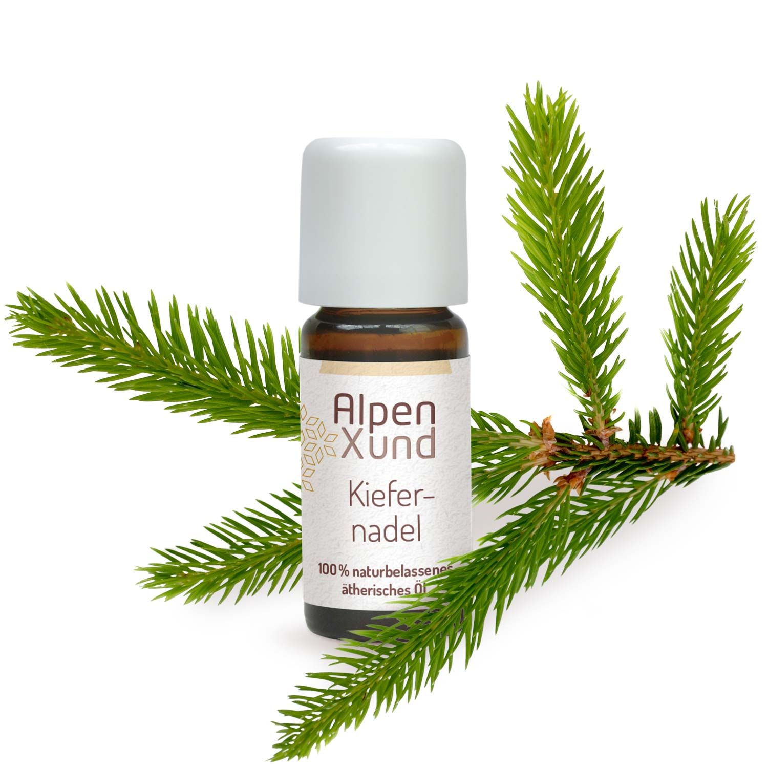 Braune Glasflasche mit weißem Deckel, umgeben von Kiefernzweigen. Etikett mit "AlpenXund Kiefernnadel".