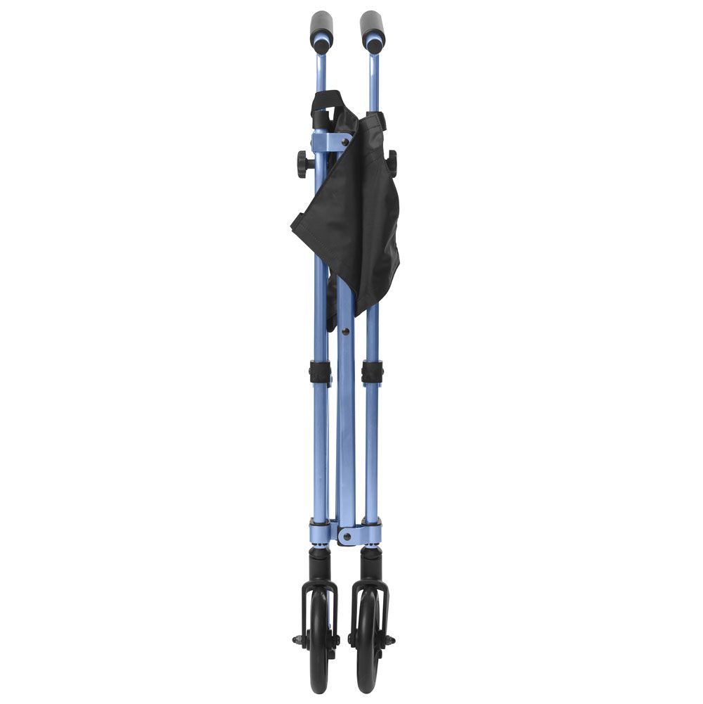 Zusammengeklapptes blaues FOLDY Walker Gehgestell. Schwarze Tasche, vier Räder, zwei Griffe.