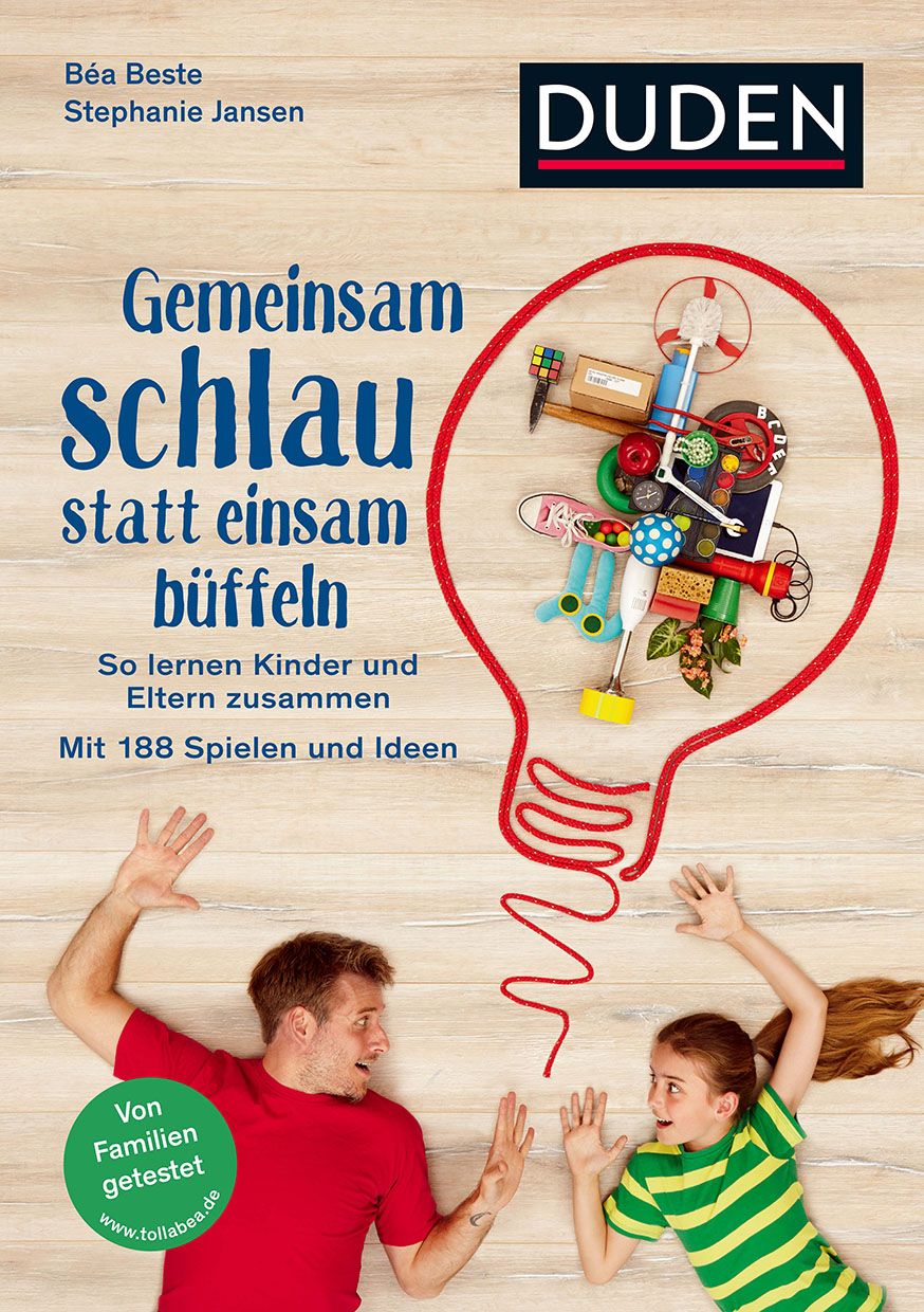 Buchcover mit Titel 'Gemeinsam schlau statt einsam büffeln'. DUDEN-Logo. Illustration einer Glühbirne mit Spielzeug. Personen: Mann und Mädchen.