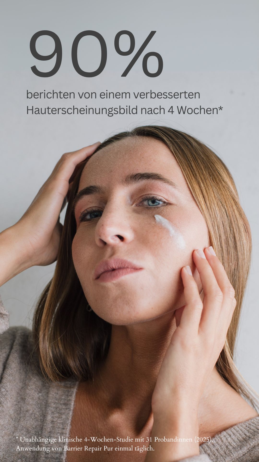 Frau mit Creme auf der Haut. Text: 90% berichten von verbessertem Hautbild nach 4 Wochen. Text unten: Studie mit 31 Probanden.