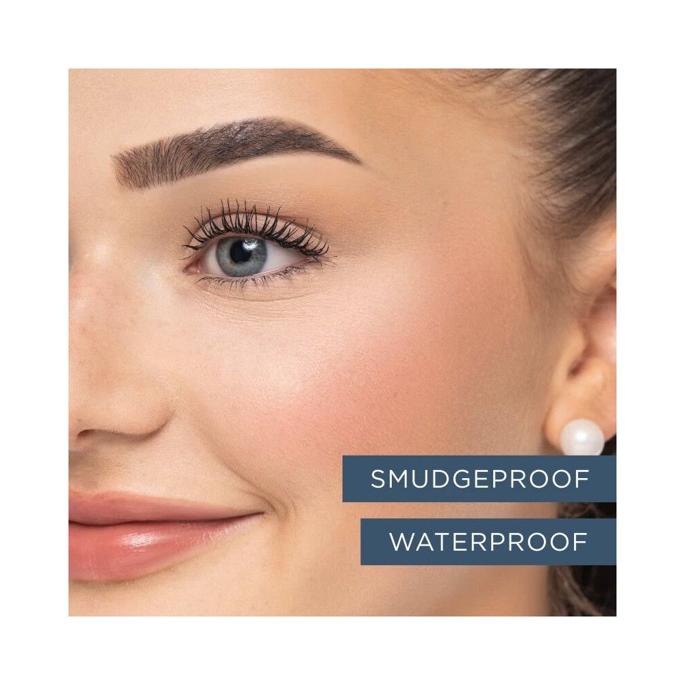 Nahaufnahme eines Gesichts. Text: SMUDGEPROOF, WATERPROOF.