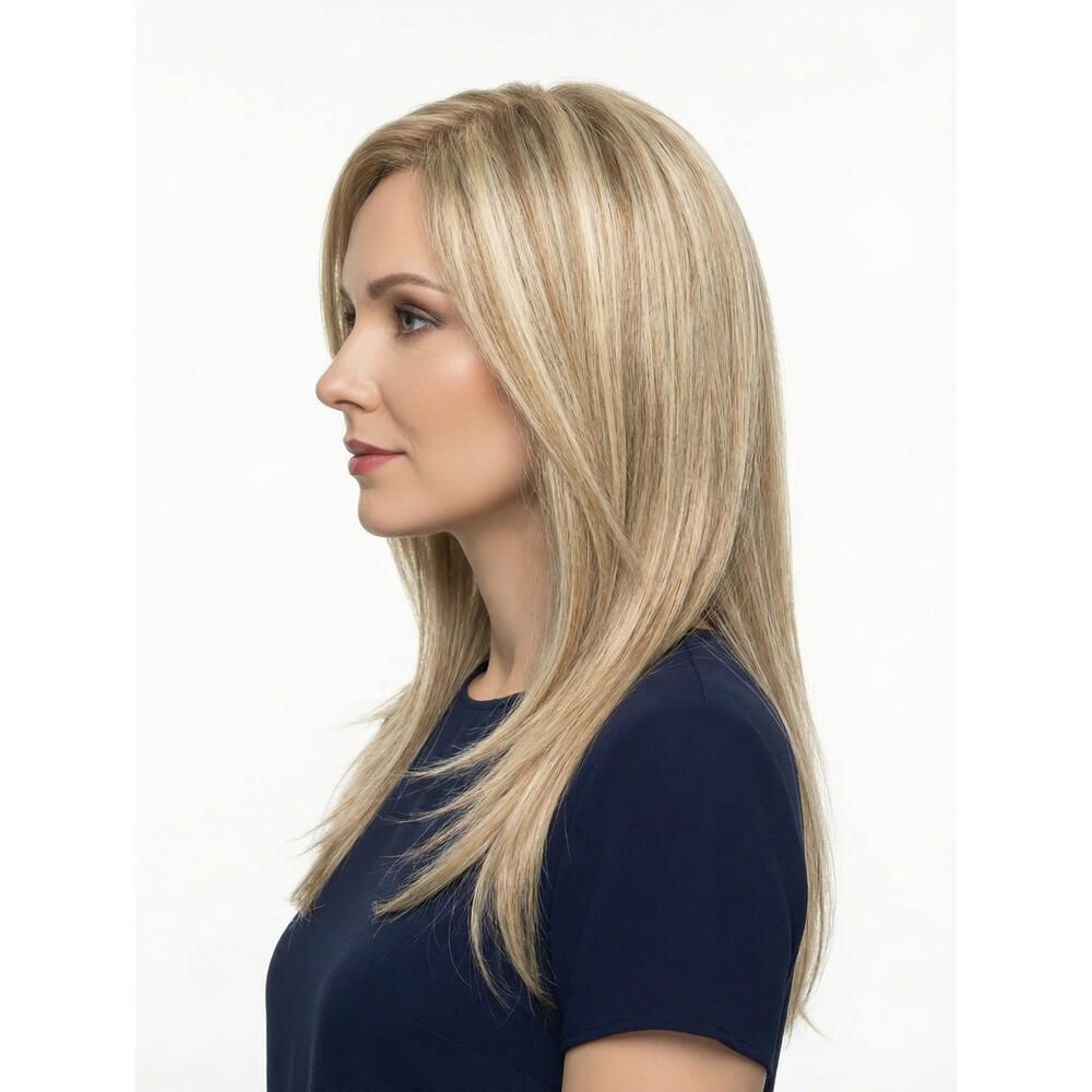 Perücke Anemone von Lofty. Blondes Haar, Seitenansicht. Die Frau trägt ein blaues Oberteil.