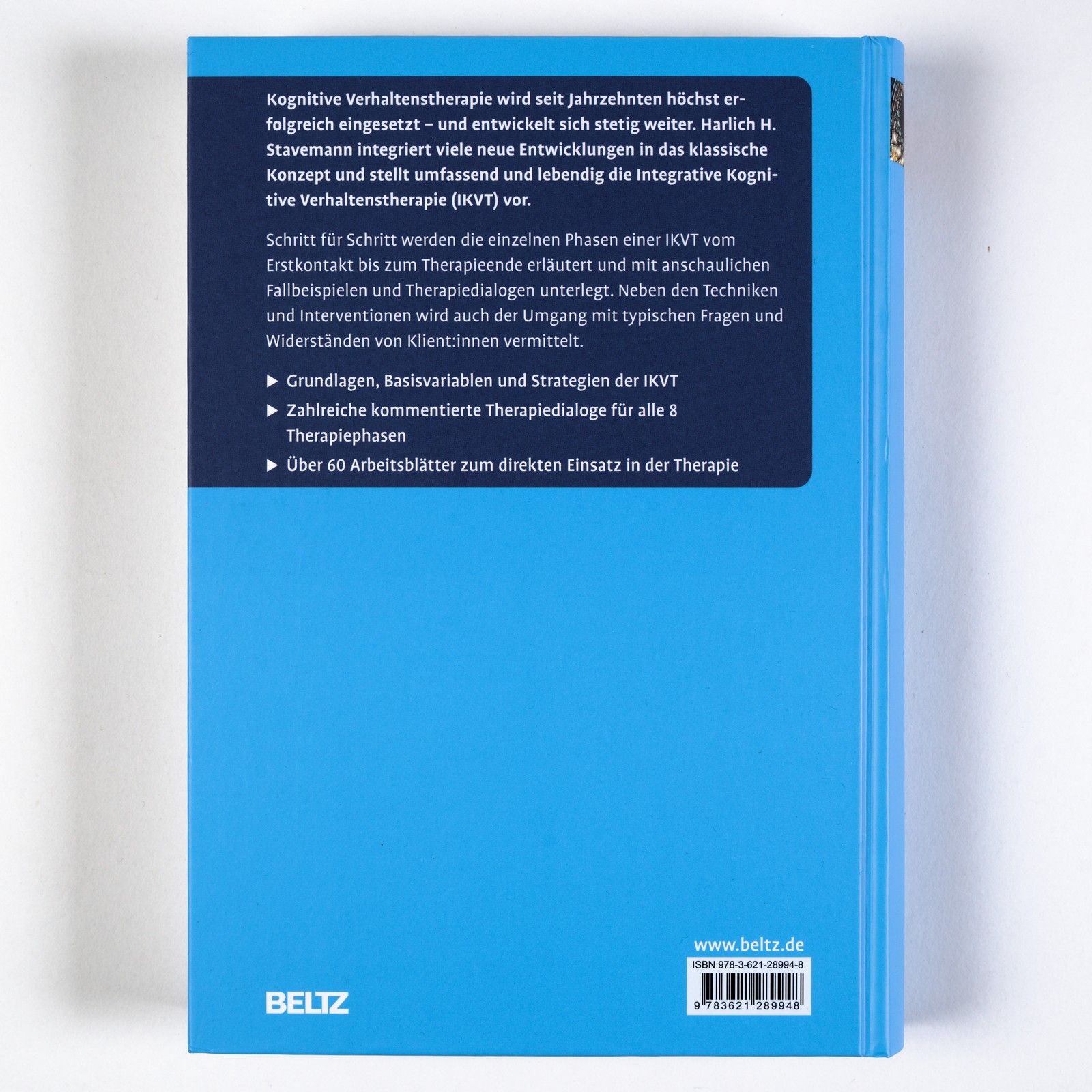 Rückseite des Buches "Integrative KVT". Blauer Hintergrund mit Text in Weiß. Verlag BELTZ. ISBN-Code.