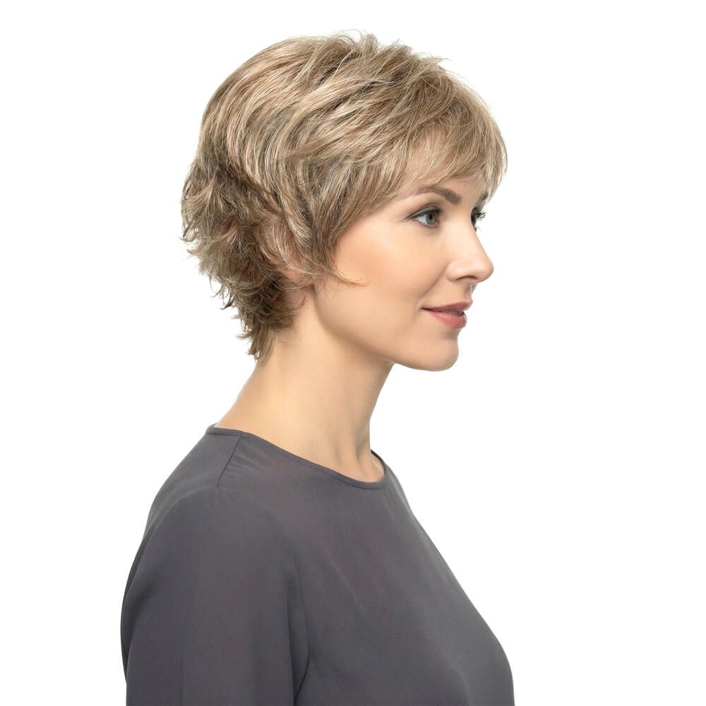 Kurzhaarperücke mit blonden Strähnen. Seitenansicht einer Frau mit Perücke und grauem Oberteil.