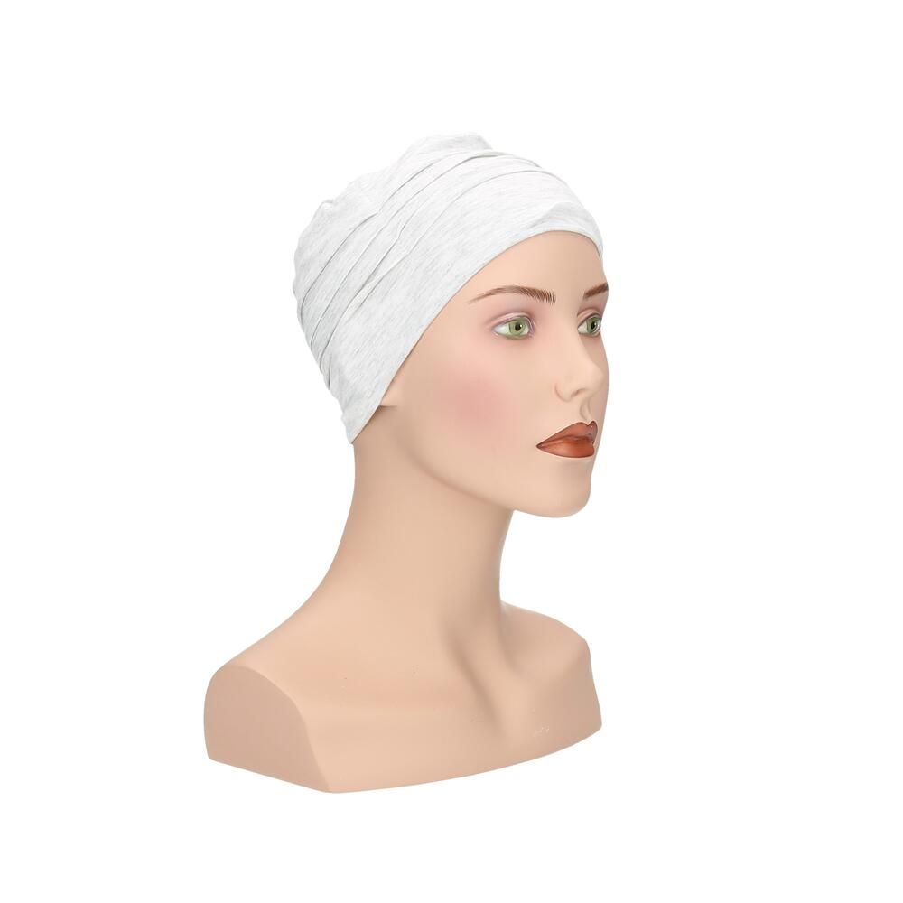 Weißer Turban auf Büste. Dreiviertelansicht. Geripptes Material.