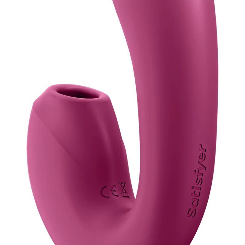 Nahaufnahme eines rosa Geräts. Aufschrift: Satisfyer. CE-Kennzeichnung.