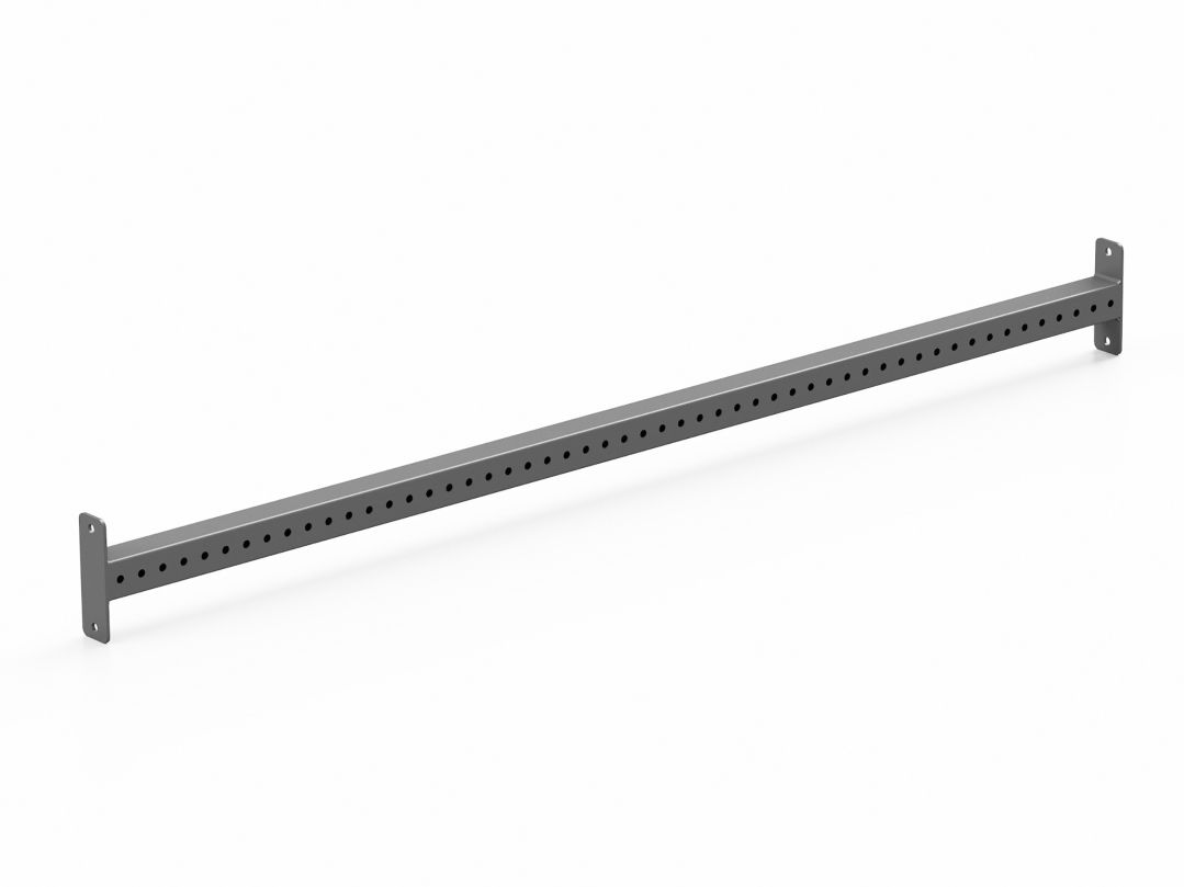 Grauer Balkenverbinder mit Löchern. An beiden Enden mit rechteckigen Platten. Fitness-Zubehör.