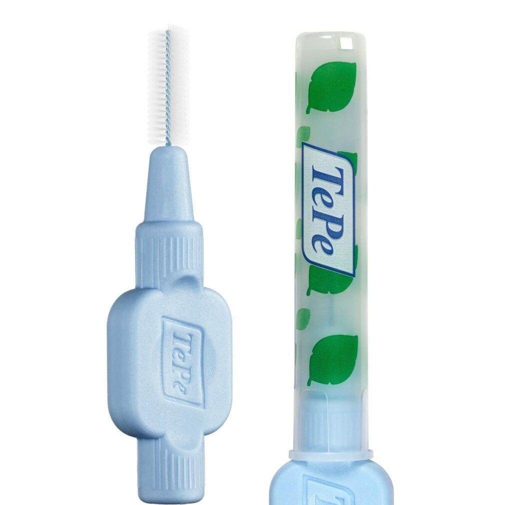 Nahaufnahme einer blauen TePe Interdentalbürste und einer grünen Schutzhülle. Bürste mit Borsten.