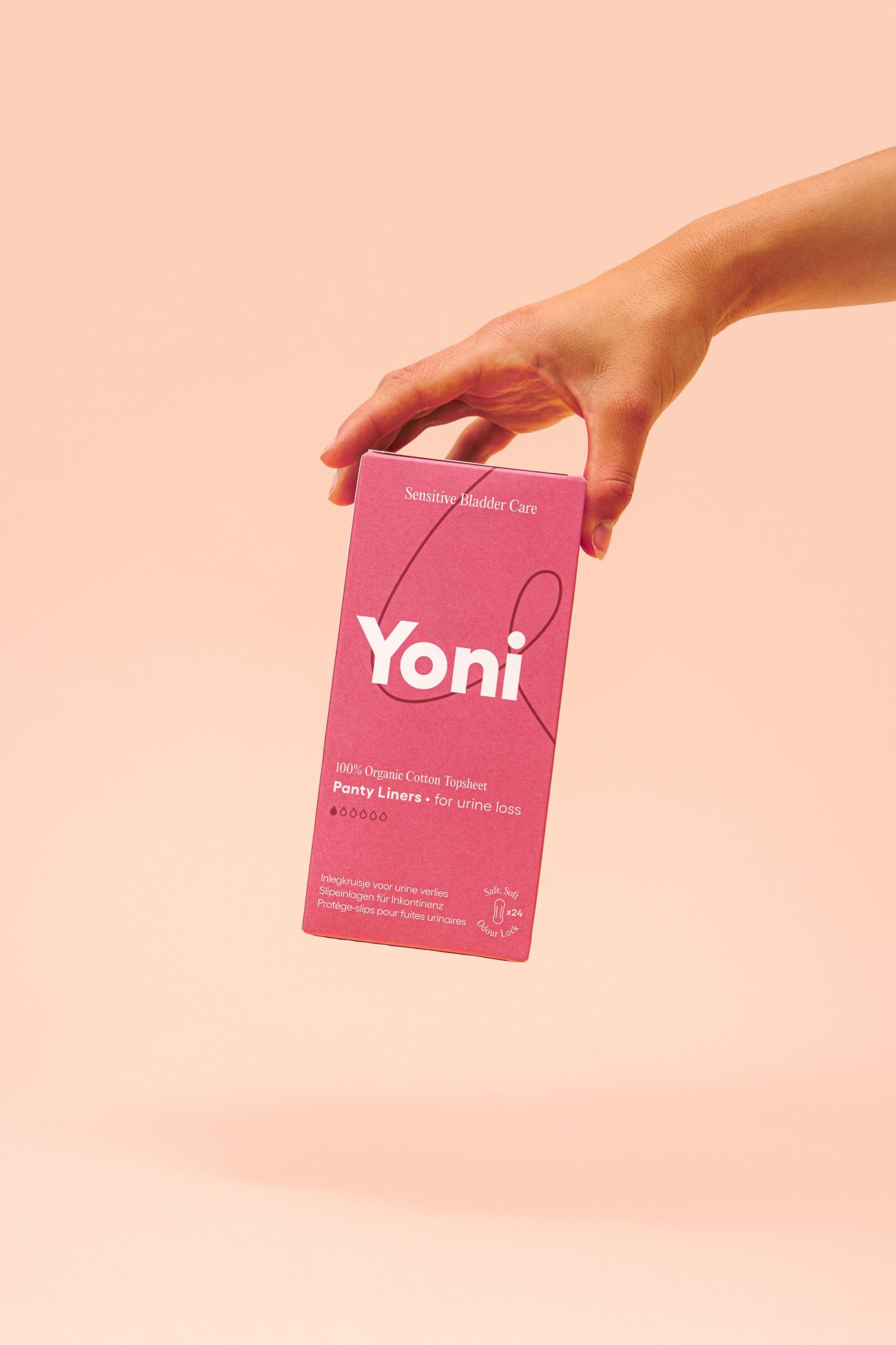 Rosa Verpackung mit "Yoni"-Logo, gehalten von einer Hand. Text: "Panty Liners for urine loss".
