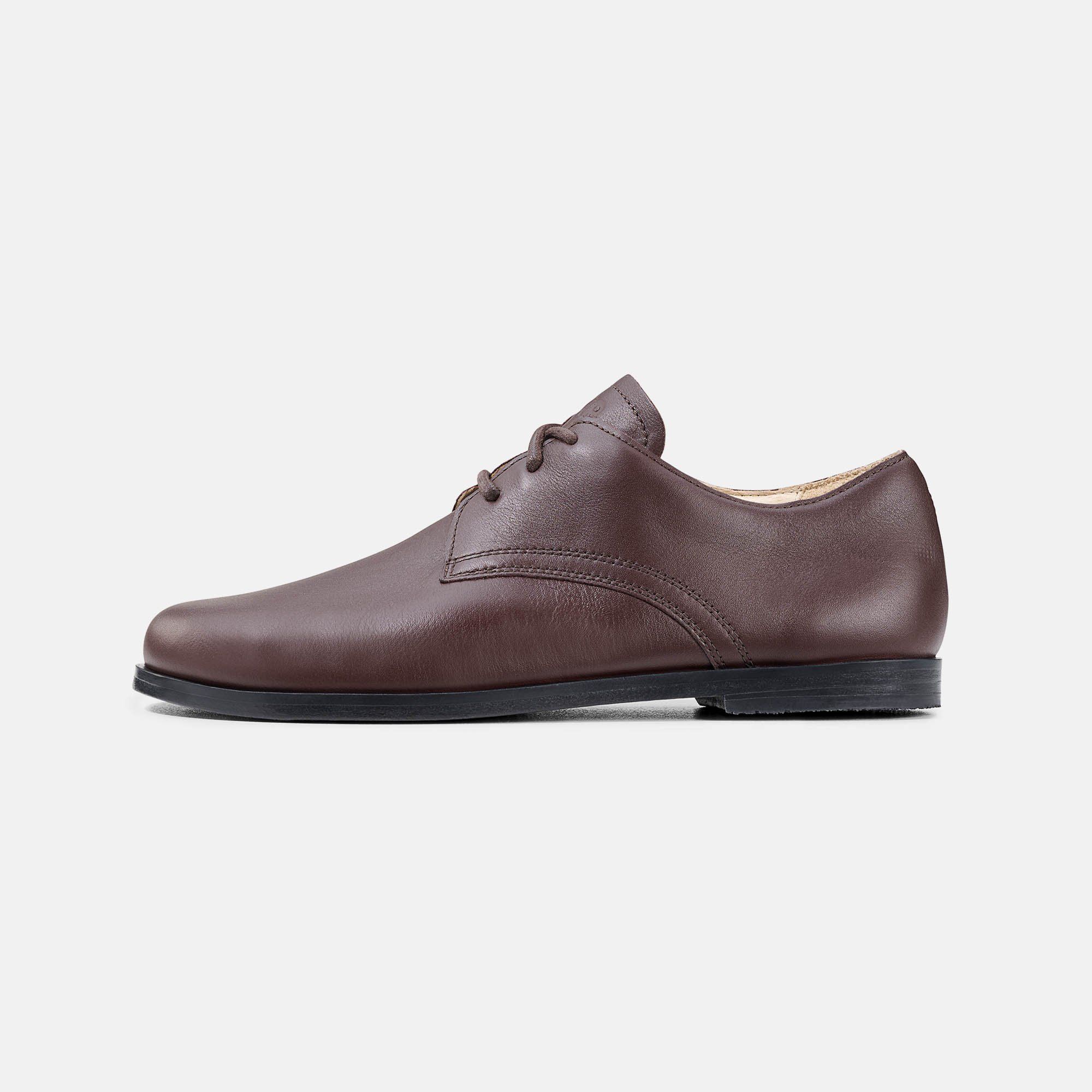 Brauner Lederschuh mit Schnürung. Schwarze Sohle, helle Innensohle. Schuhspitze abgerundet. Breite Passform.
