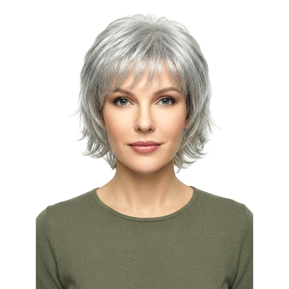 Kurzhaarperücke, graue Farbe, mit Pony. Frau trägt ein olivgrünes Oberteil. Frontansicht.