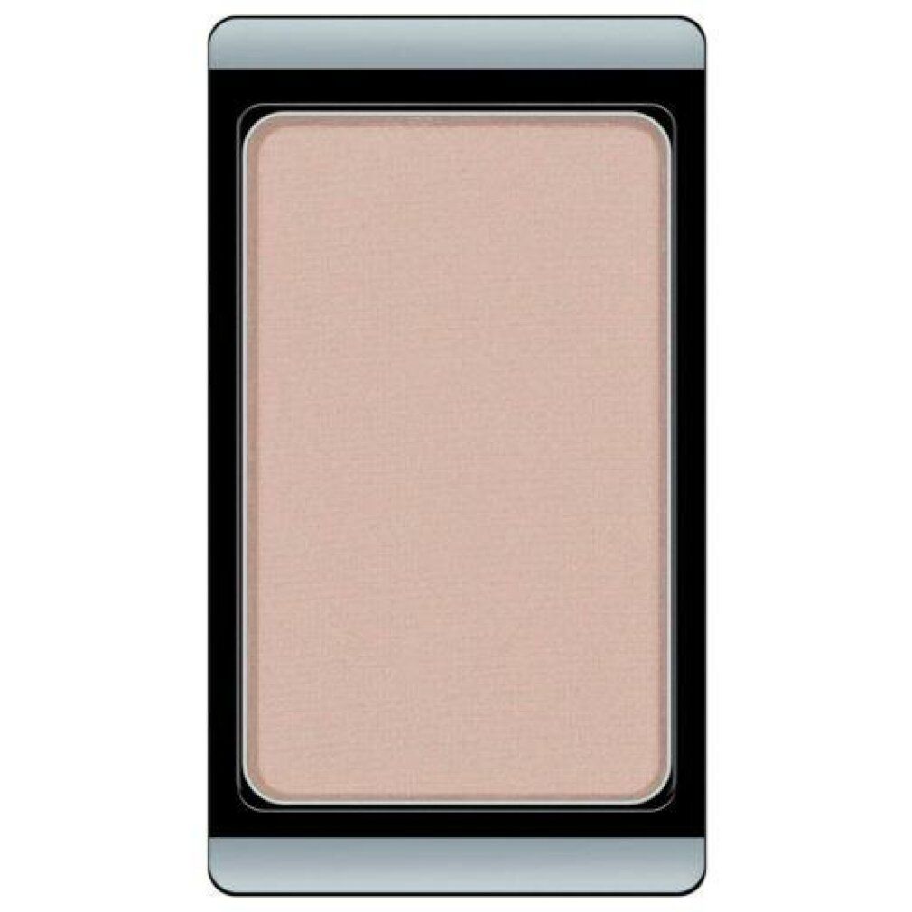 Lidschatten in rechteckiger, schwarzer und silberner Hülle. Beige-farbener Lidschatten. Mattes Finish.