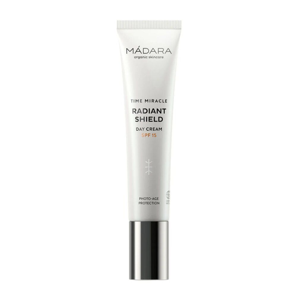 Creme-Tube mit Produktnamen und SPF15. Weiß, mit silberfarbenem Deckel. Marke: MÁDARA.