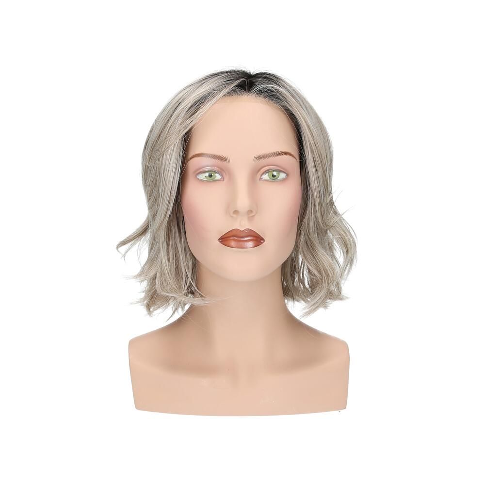 Perücke Lilie von trendhair. Blonde, gewellte Kunsthaarperücke auf einem Schaufensterkopf. Frontalansicht.