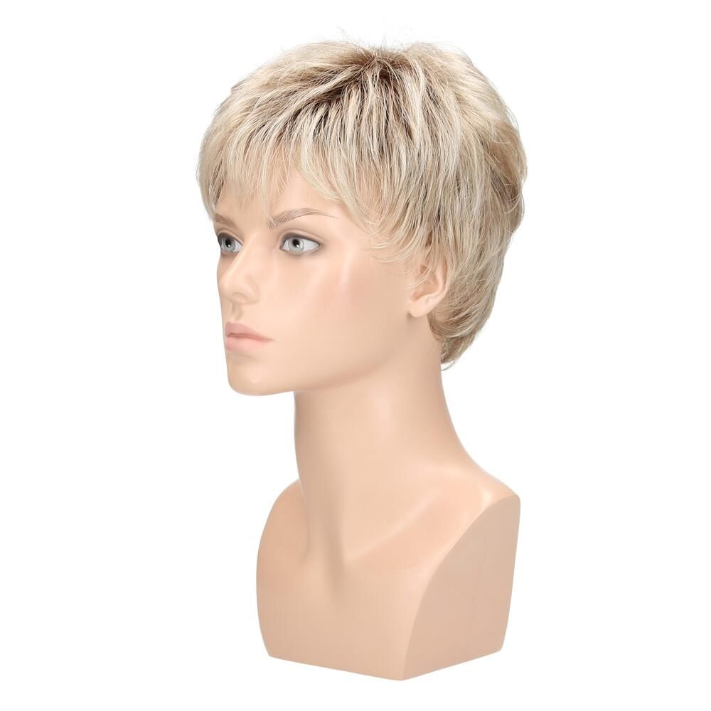 Blonde Kurzhaarperücke auf einem Schaufensterkopf. Seitenansicht.