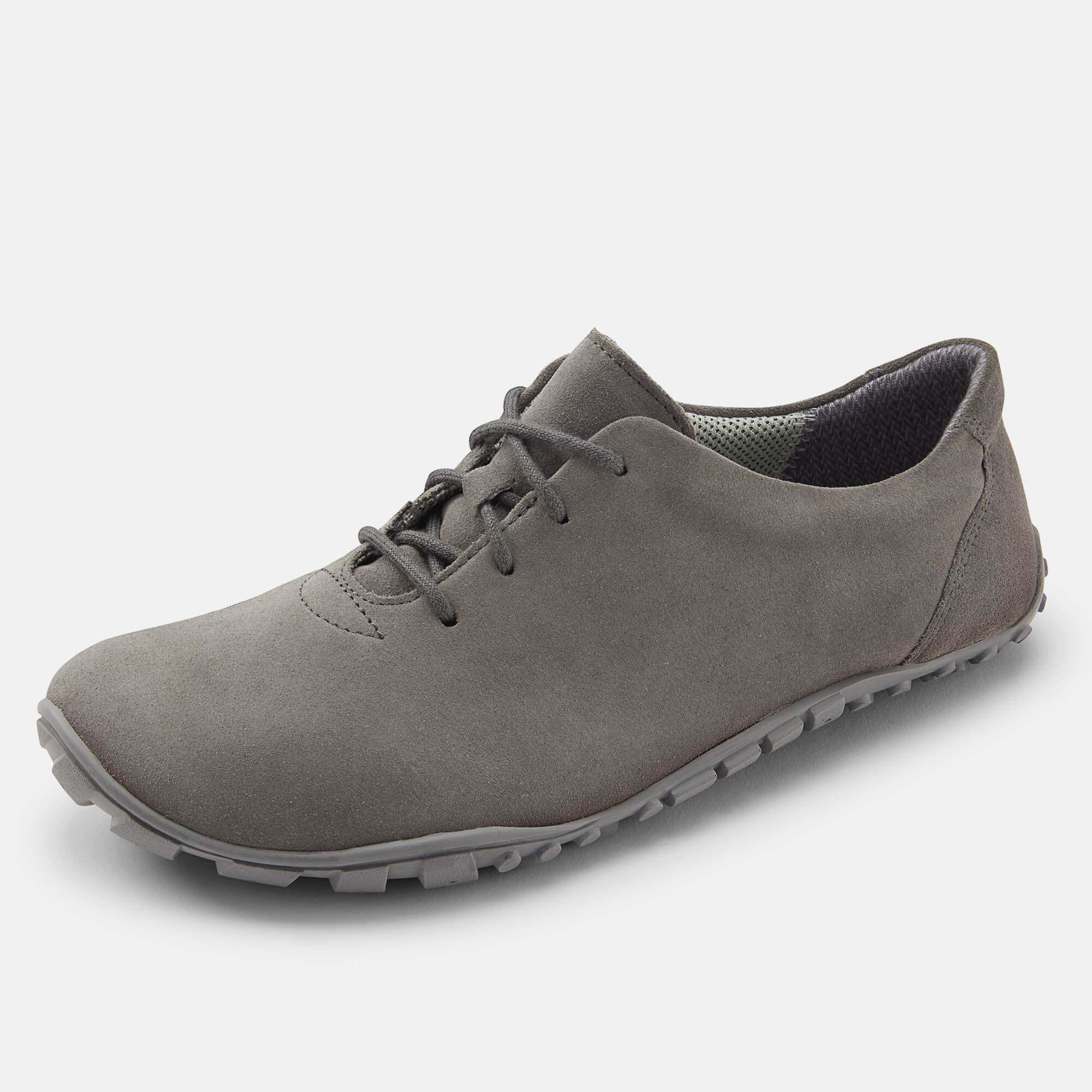 Grauer Barfußschuh mit Schnürung und Gummisohle, Seitenansicht.