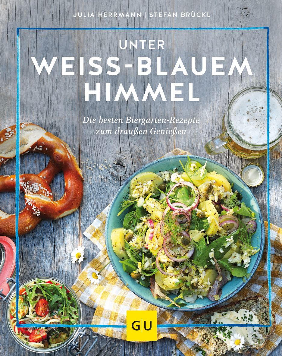 Buchcover mit Titel "Unter Weiss-Blauem Himmel". Autoren: Julia Herrmann, Stefan Brückl. GU-Verlag Logo. Abgebildet: Brezel, Salat, Bier.