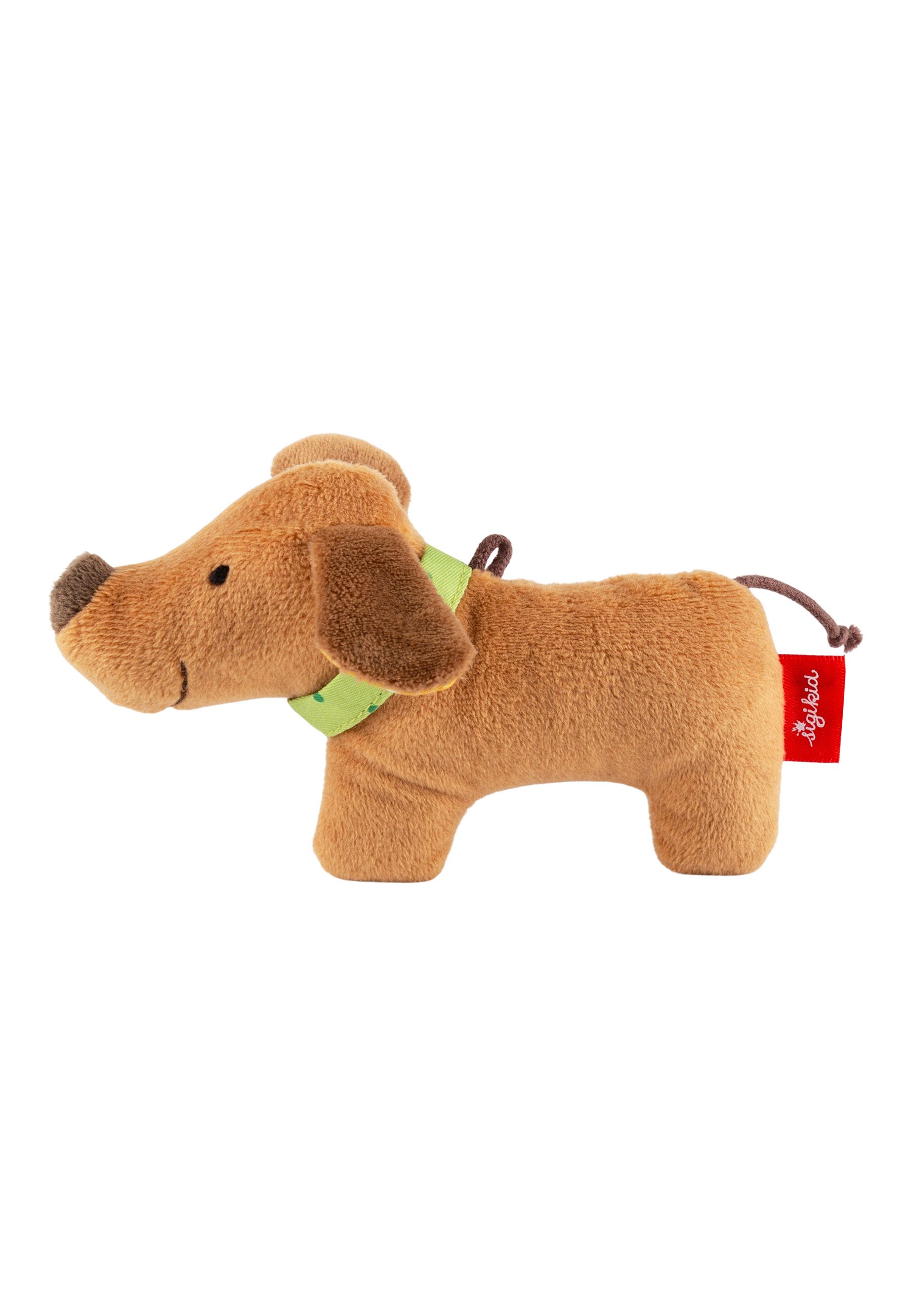 Brauner Stoffhund mit grünem Halsband. Roter Anhänger mit Sigikid-Logo. Ohren und Nase in Kontrastfarben.