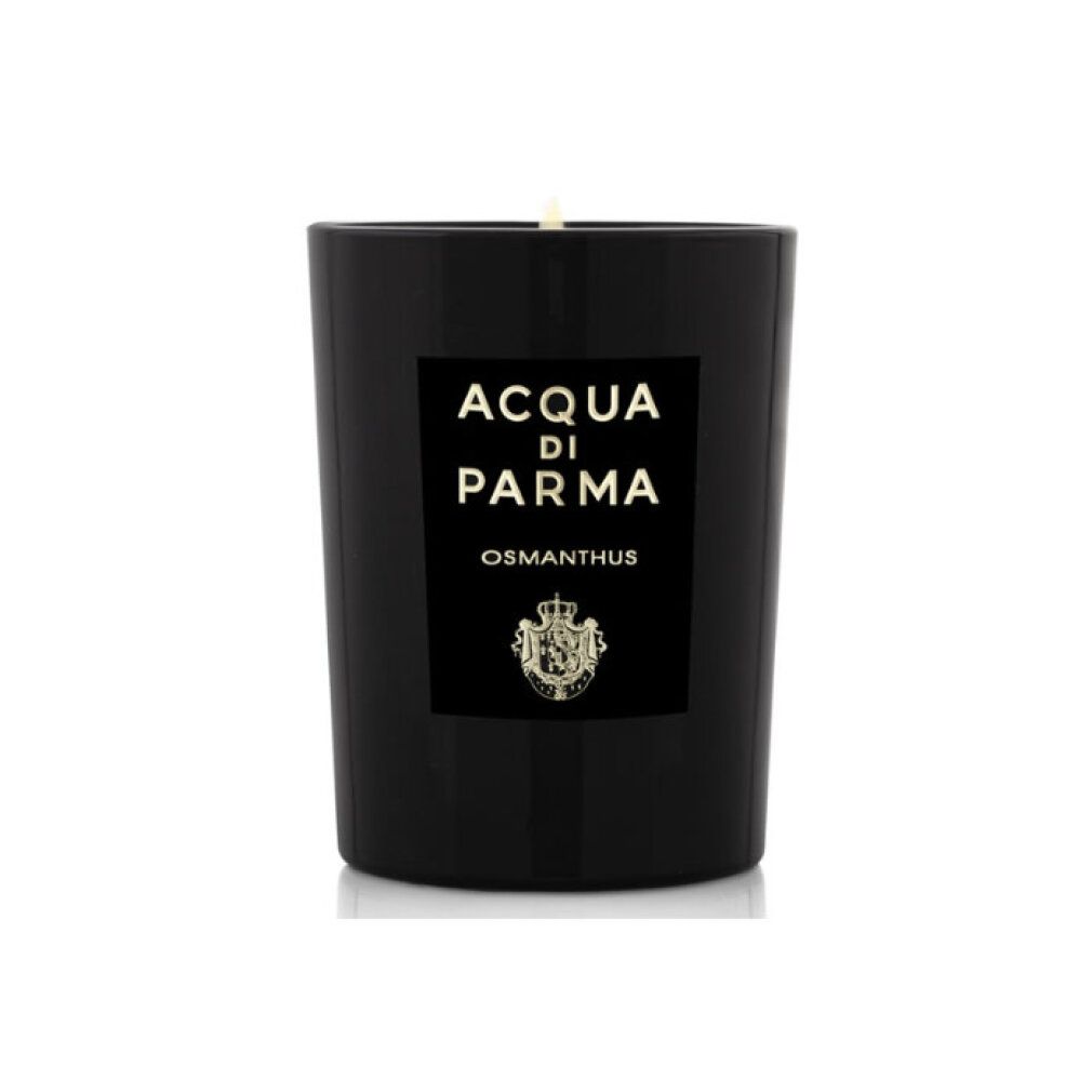 Schwarze Kerze mit Etikett. Aufschrift: Acqua di Parma, Osmanthus. Logo. Kerze in Glas. Weißer Docht.