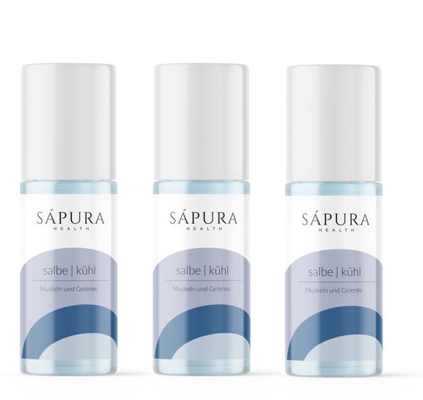 Drei Flaschen mit weißem Deckel und blau-weißem Etikett. Aufschrift: SAPURA HEALTH, salbe | kühl, Muskeln und Gelenke.