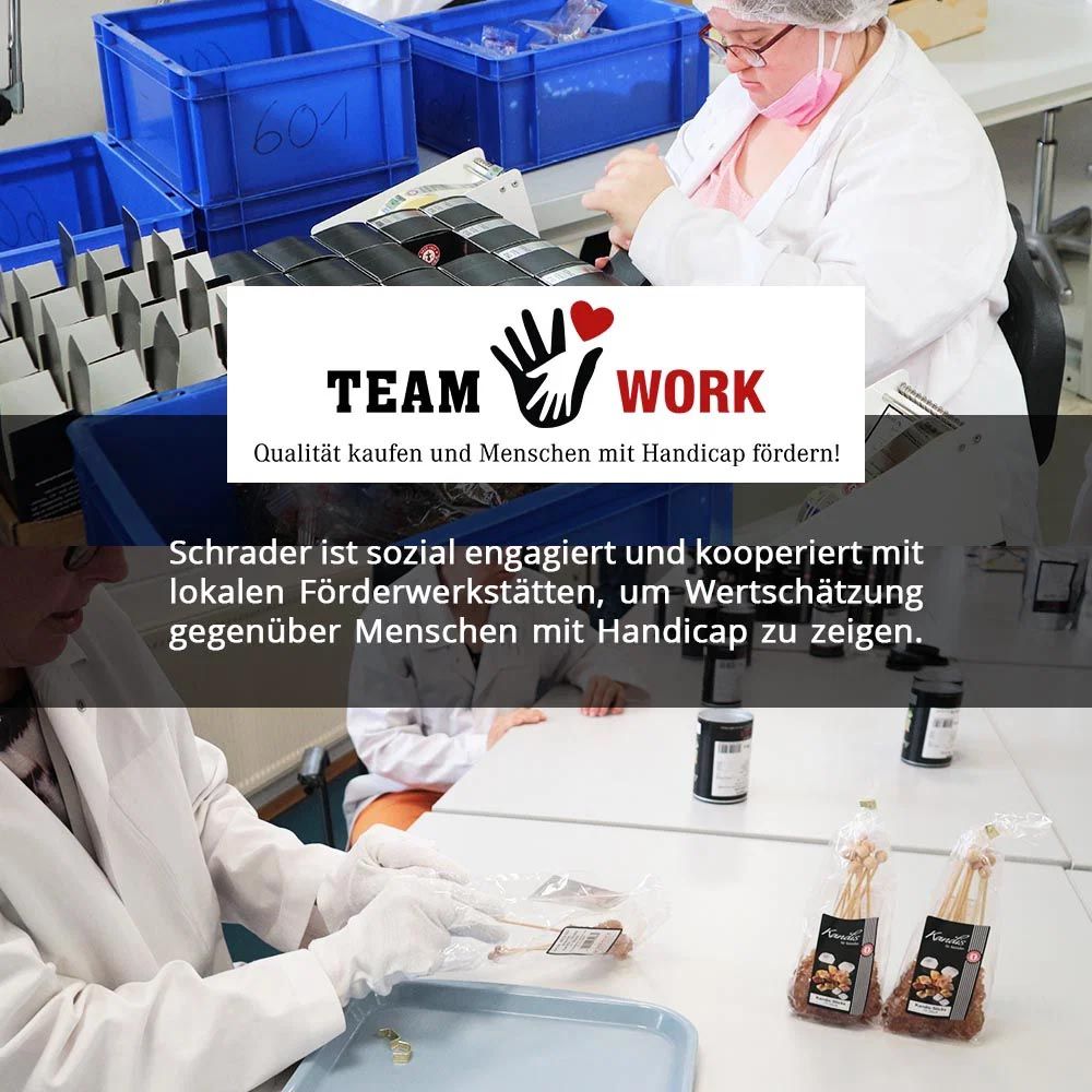 Mitarbeiter in einem Werkstattumfeld, die Produkte verpacken. Logo 'TEAM WORK' mit Slogan.