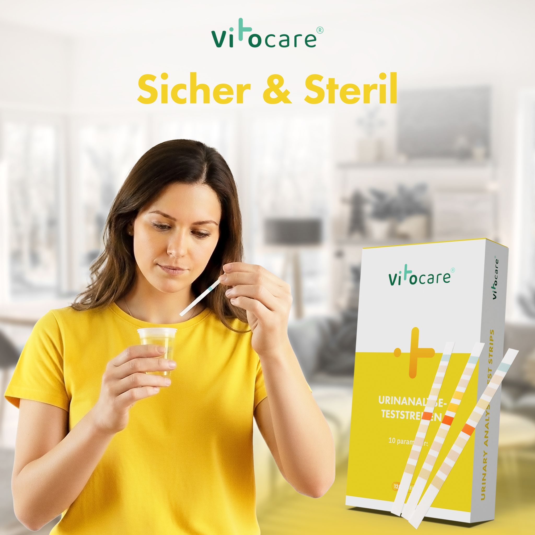Vitocare Urinanalyse Teststreifen: Frau hält Teststreifen über Becher mit Urin. Packung und Streifen sichtbar.